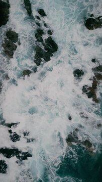 Vista aerea delle onde del mare.