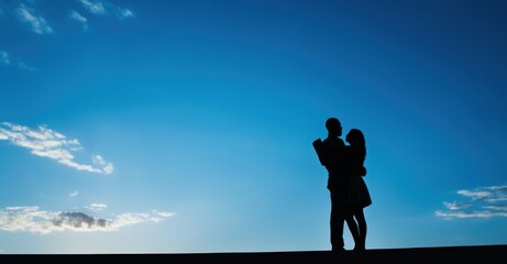 Obraz premium Silhouette of a husband comforting his wife at twilight, symbolizing hope and togetherness
