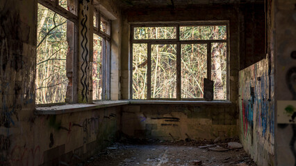 Fototapeta na wymiar old window in abandoned building