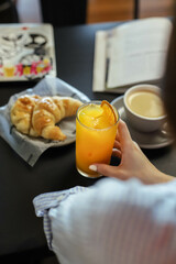 Desayuno con jugo de naranja