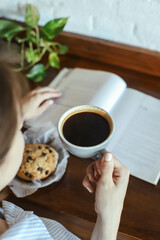 Café negro y lectura