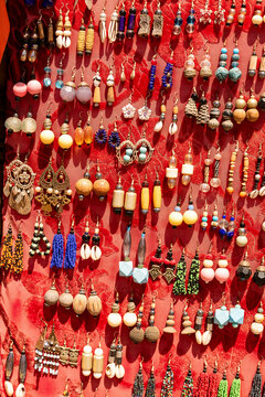 Des bijoux en vente sur un &eacute;talage en Afrique