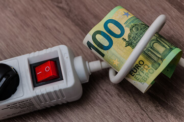 Stromabrechnung und ein 100 Eurogeldschein