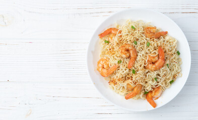 Instant noodle with shrimps and onion