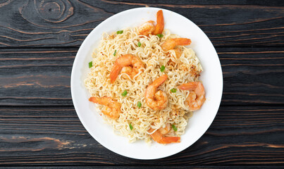 Instant noodle with shrimps and onion