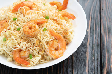 Instant noodle with shrimps and onion