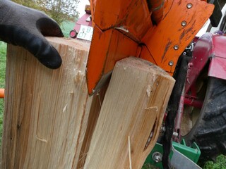 Brennholz  in Scheite spalten