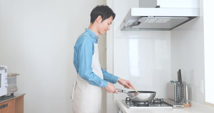 キッチンで料理をする男性