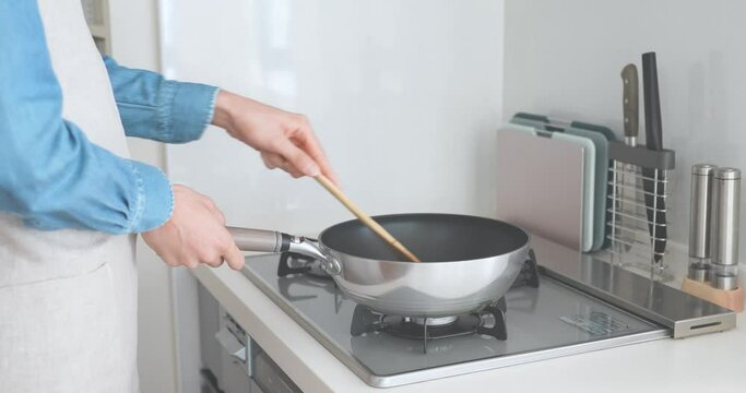 キッチンで料理をする男性