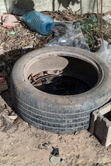 des pneus de voiture dans une rue de Dakar au Sénégal en Afrique occidentale