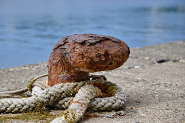 錆びたボラード