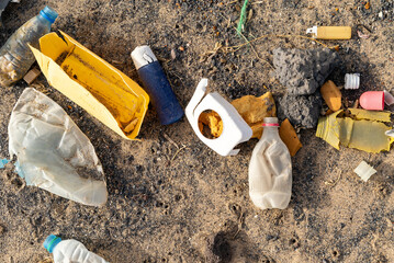 des déchets échoués sur le rivages de l'océan atlantique à Dakar au Sénégal en Afrique