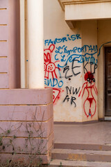 des graffitis sur la façade d'une maison abandonnée à Dakar en Afrique occidentale