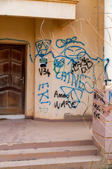 des graffitis sur la façade d'une maison abandonnée à Dakar en Afrique occidentale
