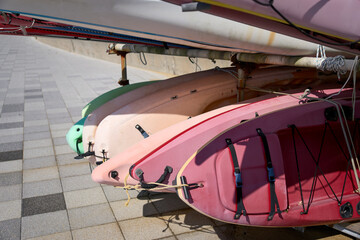 海岸に置かれたカラフルなボート