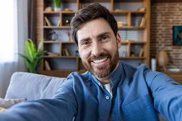 Obraz premium Casual man taking a selfie in a cozy room setting