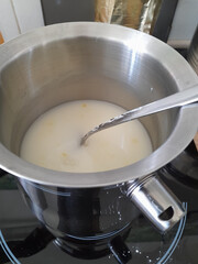 Wasserbadtopf mit angedicktem Saft beim Kochen