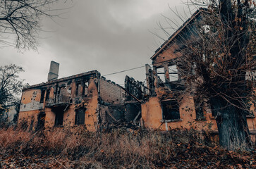 Fototapeta na wymiar destroyed and burned houses in the city during the war in Ukraine