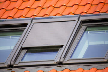 Dachfenster mit Rollladen - obrazy, fototapety, plakaty