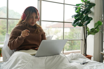 beautiful Asian women are bloggers reviewing cosmetics, making makeup recommendations and selling powder, cosmetics, and accessories online in an apartment.