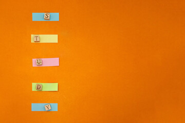 勉強の英語の綴りのタグが縦一列に並ぶオレンジ色の背景