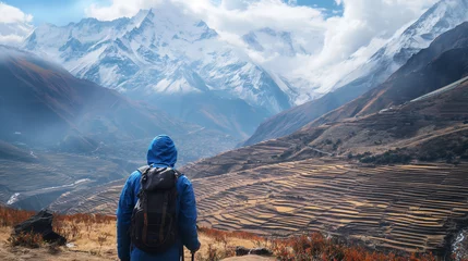 Papier Peint photo autocollant Himalaya Explorer Facing Snowcapped Mountains and Terraced Fields