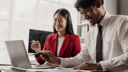 Obraz premium Successful people of various nationalities, creative business team presenting discuss ideas Brainstorm ideas, work as a team, have a meeting atmosphere with smiles at the conference room.