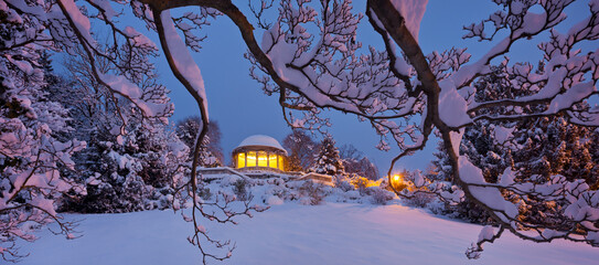 verschneite Äste, Beethoventempel  im Kurpark, Baden bei Wien, Thermenregion, Niederösterreich, Österreich