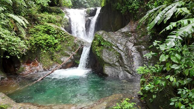  Entre montañas escarpadas y rocas, las impresionantes  cascadas crean un paisaje mágico en la selva de la comarca Gnobe Bugle en Panamá.