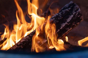 Fotobehang 焚き火・薪を燃やす・キャンプ・暖炉イメージ © naka