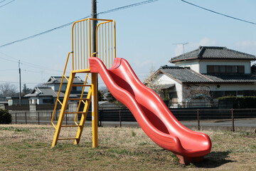 子供たちの遊ぶ公園の遊具