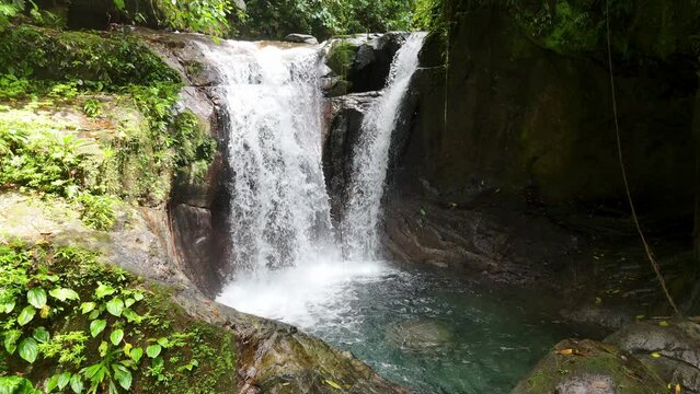 Cascadas impresionantes emergen en lo profundo de la selva, rodeadas de monta&ntilde;as, rocas y una diversidad incre&iacute;ble de vida en la comarca Gnobe Bugle de Panam&aacute;.