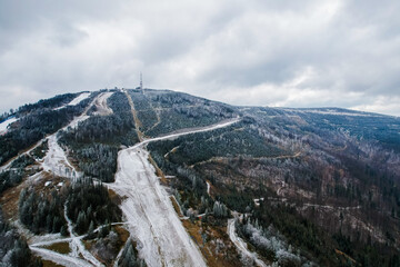 Góry zimą, Skrzyczne najwyższy szczyt w Beskidzie Śląskim na Śląsku w Polsce - obrazy, fototapety, plakaty
