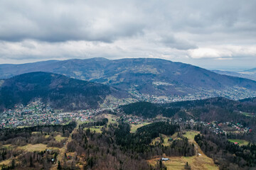 Szczyrk, miasto w górach na Śląsku w Polsce, panorama z lotu ptaka zimą. Widok na Klimczok.