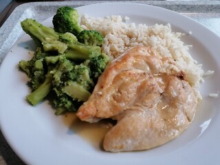 Putenfilet mit Reis und brokkoli