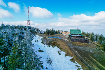 Beskid Śląski, góry w Polsce zimą. Schronisko w górach