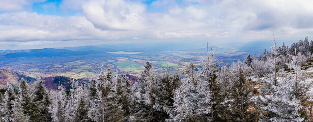 Góry, Beskid Śląski w Polsce zimą. Panorama ze szczytu Skrzycznego w kierunku Żywca 
