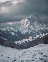 Obraz premium Mountain covered in snow under a cloudy sky
