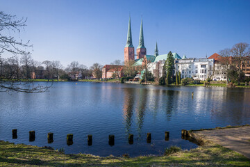 Blick am M&uuml;hlenteich zum L&uuml;becker Dom