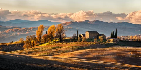 Cercles muraux Marron profond paysage de la campagne Toscane en Italie à l'automne, colline et ferme isolée à la lumière du soir