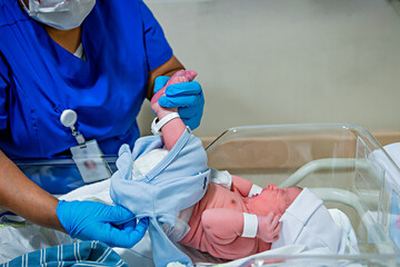 bebê neném recém-nascido cuidado enfermeira