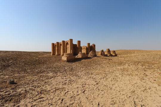 garius temple in the ancient city of uruk was rebuilt in the year 110 , thousands of years after the latest building of the akkadian civilization with blue sky .