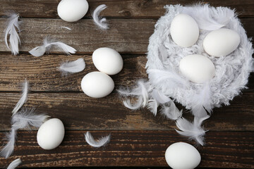 weiße Eier mit Federn