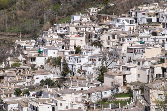 Casas en las laderas de Pampaneira, pueblo de la Alpujarra en la provincia de Granada, Andaluc&iacute;a