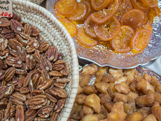 Bandejas con frutos secos y en almibar