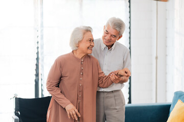 A happy elderly couple in retirement receives loving care and support from family and professional caregivers at home, ensuring health and smiles.