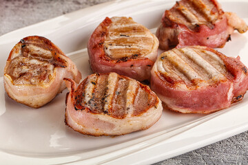 Grilled pork tenderloin with bacon