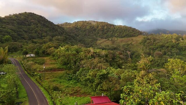 Vista a&eacute;rea de v&iacute;as entre las monta&ntilde;as de la comarca Gnobe Bugle en panama.