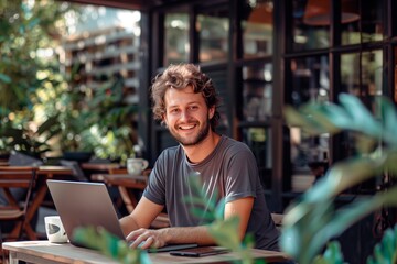 Joven emprendedor freelancer trabajando con su laptop en el exterior de una cafeteria. Generativa IA