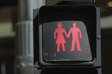 Semáforo Rojo: pareja heterosexual inclusivo - obrazy, fototapety, plakaty